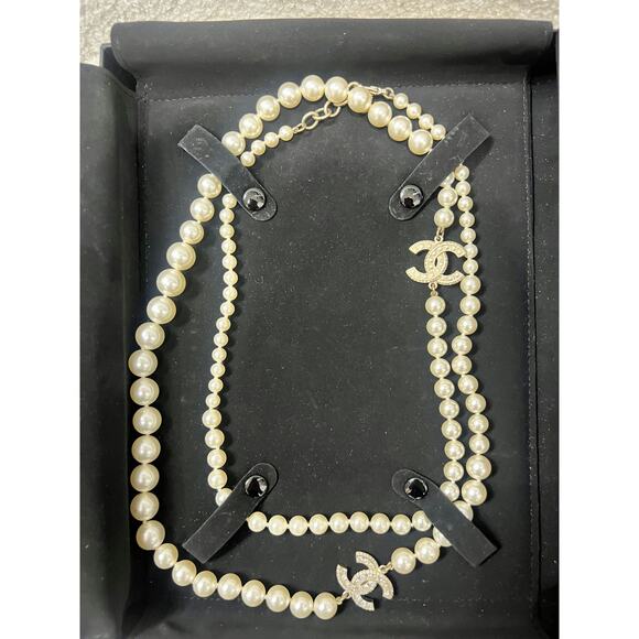 Chanel Pearl CC Necklace with Crystal Logo - Like New - Picture 1 of 5